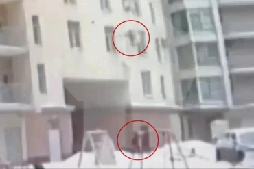 Người đàn ông cứu được cậu bé 7 tuổi ngã từ bệ cửa sổ tầng 7