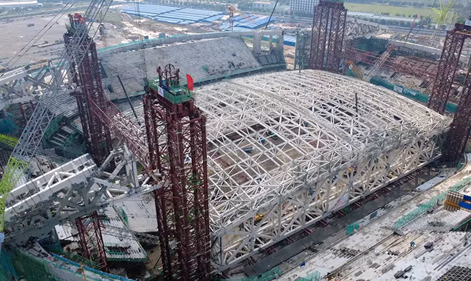 Cận cảnh tiến trình nâng mái khổng lồ của sân vận động PVF tại Hưng Yên