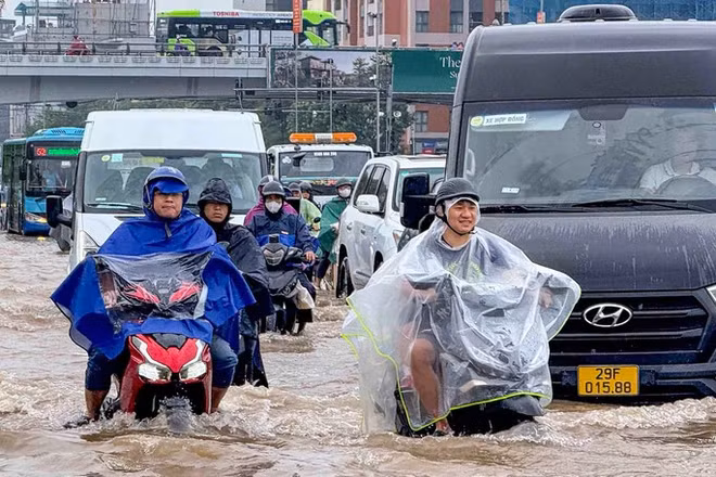 Mưa to kéo dài khiến Hà Nội lo ngại ngập lụt, người dân cần đề phòng