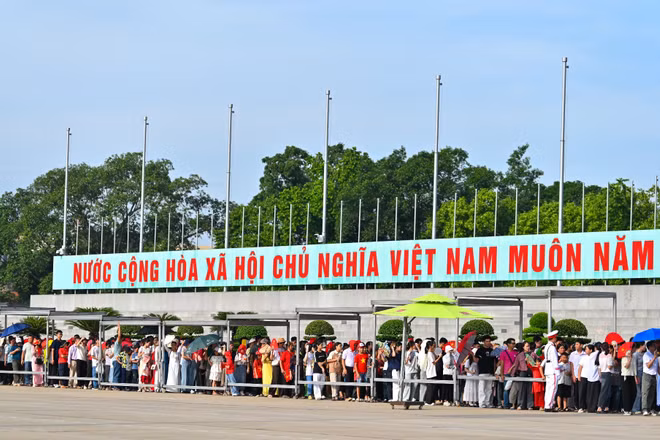 [GALLERY] Người dân vào Lăng và Khu di tích Phủ Chủ tịch dịp lễ Quốc khánh