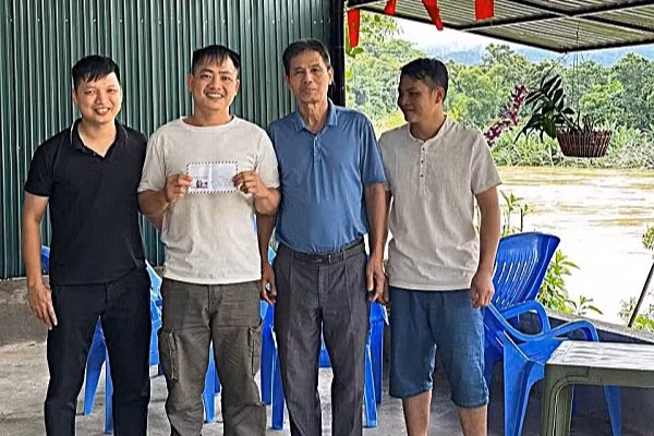 Thưởng nóng người đàn ông lao xuống dòng nước lũ cứu cụ bà 72 tuổi ở Nghệ An