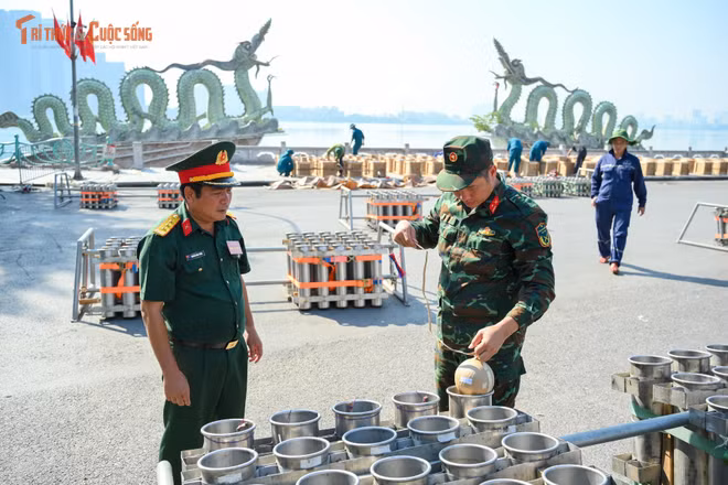 [GALLERY] Trận địa pháo hoa Hồ Tây sẵn sàng chào mừng lễ Quốc khánh 2/9
