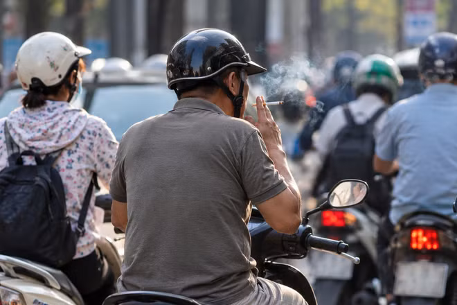 Thói quen hút thuốc khi lái xe máy và những rủi ro ít được chú ý