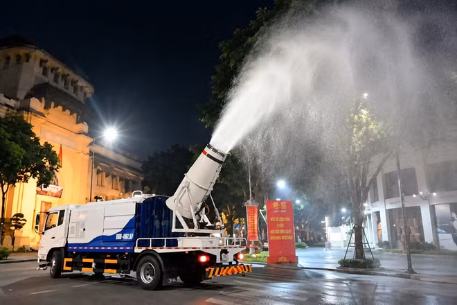 [GALLERY] Hà Nội thử nghiệm xe phun sương dập bụi trên nhiều tuyến phố