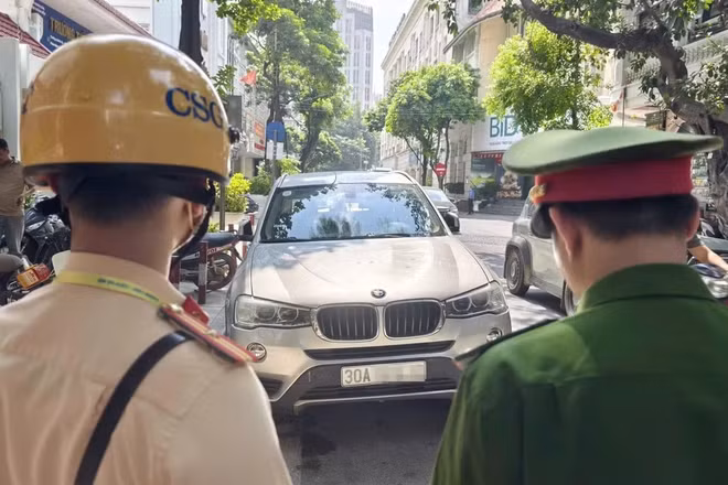 Hà Nội tăng cường xử lý vi phạm đỗ xe không đúng quy định tại phố cổ