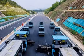 Chóng trước cảnh hàng chục xe AI làm đường 24/7