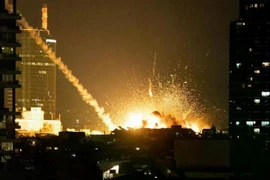 Hết kế chuyển dầu, Tổng thống Trump đe dọa cắt điện Iran