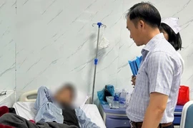 Hàng chục trường hợp nghi ngộ độc thực phẩm do ăn bánh mì ở Quảng Ngãi