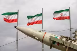 Nóng: Iran tấn công các nước vùng Vịnh, đóng cửa Hormuz đáp trả Mỹ