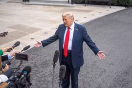 Mỹ thừa nhận chuyển vũ khí cho người biểu tình Iran