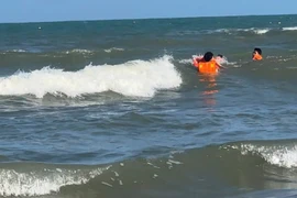 Gia đình 3 người gặp nạn đuối nước tại biển Mỹ Khê, 2 người mất tích