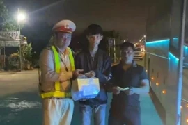 Cảnh sát giao thông Quảng Ngãi giúp đỡ công dân lạc đường đoàn tụ gia đình