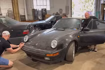 Porsche 930 Turbo để ở garage 19 năm không lăn bánh giờ trở thành kho báu