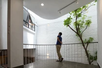 Nhà phố trên đất méo vẫn ngập cây xanh và ánh sáng