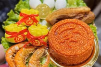 Ngày vía Thần Tài: Mâm cúng tam sên và bánh tạo hình hút khách