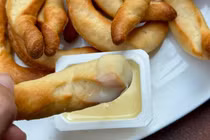 Bánh mì “oằn tà là vằn” gây chú ý với hình dạng lạ mắt