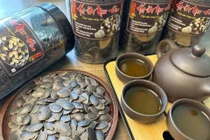 Hạt bí mèo đen đắt khách dịp Tết Nguyên đán Bính Ngọ 2026