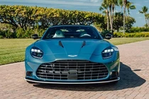 Aston Martin Vanquish Volante Wave Edition độc bản đấu giá 28,8 tỷ đồng