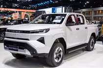 Toyota Hilux chạy điện ra mắt Thái Lan, giá 1,2 tỷ đồng - chạy 240km/sạc