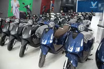 Giá xăng tăng, nhiều xe máy điện đồng loạt giảm giá tăng sức bán