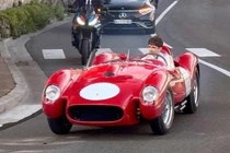 Ferrari 250 Testa Rossa 1957 làm xe dâu của tay đua Charles Leclerc