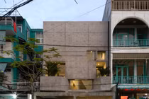 Ngôi nhà trong lòng thành phố mang phong cách tối giản và bền vững