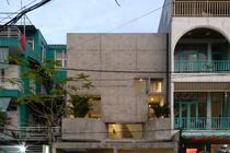 Ngôi nhà trong lòng thành phố mang phong cách tối giản và bền vững