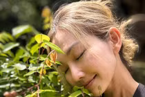 Bên trong khu vườn rực rỡ sắc hoa của Kim Hiền tại Mỹ