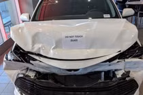 Toyota trưng bày Camry tai nạn "bẹp đầu, nát đuôi" ở đại lý
