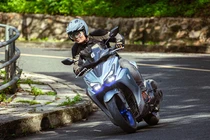 Xe máy tay ga Yamaha NVX 155 2025 có đáng để đi "phượt"?