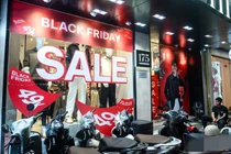 Cửa hàng giảm giá sâu ngày Black Friday, khách vẫn thờ ơ