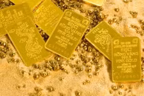 Chênh lệch giá vàng miếng... giải quyết sao?