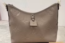 Thu giữ hàng nghìn túi xách giả Hermes, Chanel, Louis Vuitton
