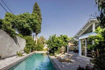 Nhà cũ nát "lột xác" thành không gian 500m2 view biển tuyệt đẹp