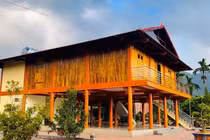 Ngôi nhà ốp 8.000 thanh gỗ Mạc Văn Khoa tặng bố mẹ