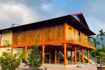 Ngôi nhà ốp 8.000 thanh gỗ Mạc Văn Khoa tặng bố mẹ