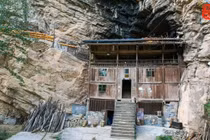 Bên trong nhà gỗ cheo leo vách đá được trả 18 tỷ