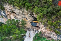 Bên trong nhà gỗ cheo leo vách đá được trả 18 tỷ