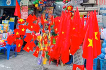 Thời trang, phụ kiện cờ đỏ sao vàng sôi động đón lễ 2/9