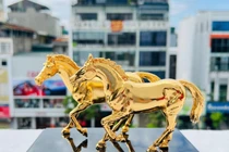 Tượng ngựa mạ vàng hút khách dịp Tết Nguyên đán Bính Ngọ 2026