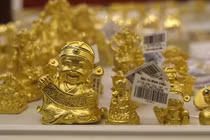 Nhiều sản phẩm độc lạ hút khách ngày vía Thần Tài 