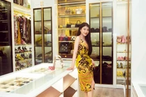 Bên trong biệt thự bề thế như cung điện của Lily Chen