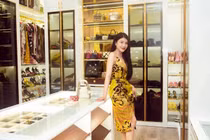 Bên trong biệt thự bề thế như cung điện của Lily Chen