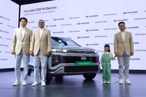 Hyundai Creta Electric 2025 mới tại thị trường Ấn Độ có giá từ 1,802 triệu INR đến 2,439 triệu INR (khoảng 730 - 539 triệu đồng), tùy cấu hình và trang bị.