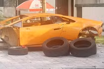 "Siêu bò" Lamborghini Huracan bị lột trơ khung ở vỉa hè Hà Nội