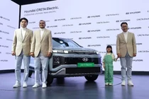Hyundai Creta Electric 2025 mới tại thị trường Ấn Độ có giá từ 1,802 triệu INR đến 2,439 triệu INR (khoảng 730 - 539 triệu đồng), tùy cấu hình và trang bị.