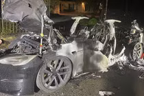 Tai nạn cháy xe Tesla - tay nắm cửa ôtô cần mở được bằng cơ học