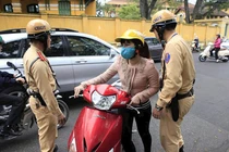 Xe máy thiếu gương chiếu hậu bị phạt 3 triệu đồng là "tin vịt"