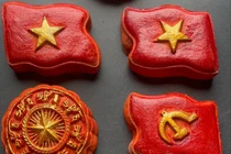 Bánh trung thu cờ đỏ sao vàng hút khách 