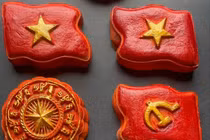 Bánh trung thu cờ đỏ sao vàng hút khách 